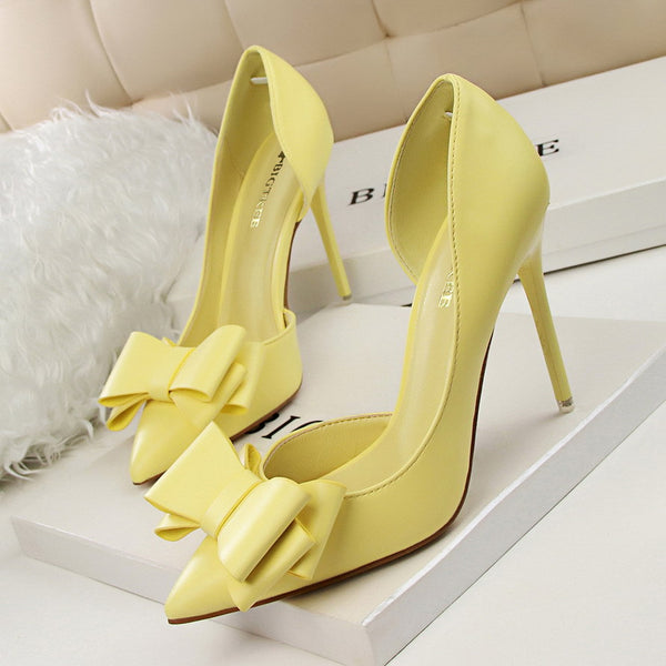 Pointed toe low-fronted bowknot heels