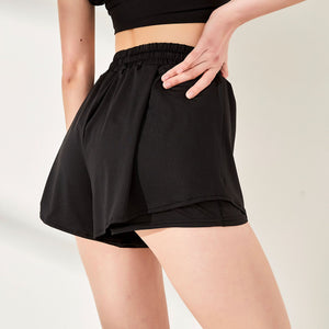 Solid bilayer elasticated waist sports shorts