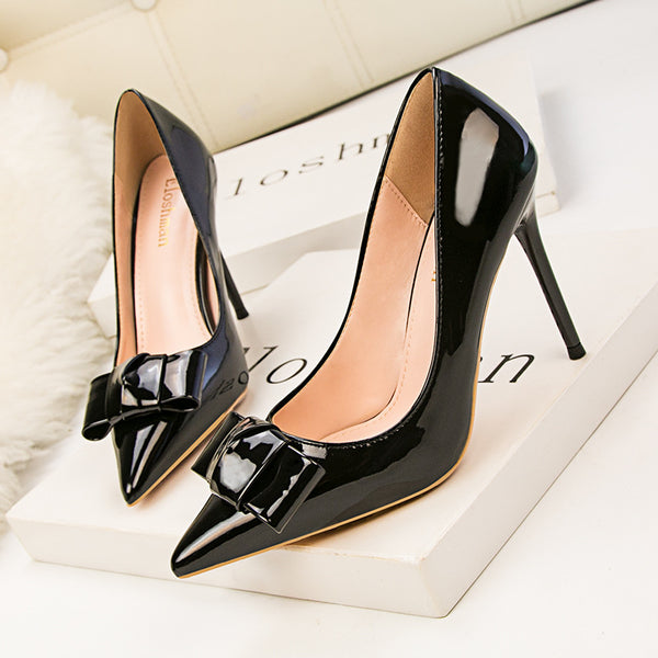 Solid patent leather bowknot pumps