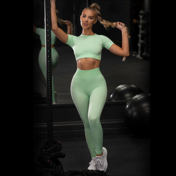 Short sleeve seamless knit active suits