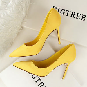 Pointed toe low-fronted heels