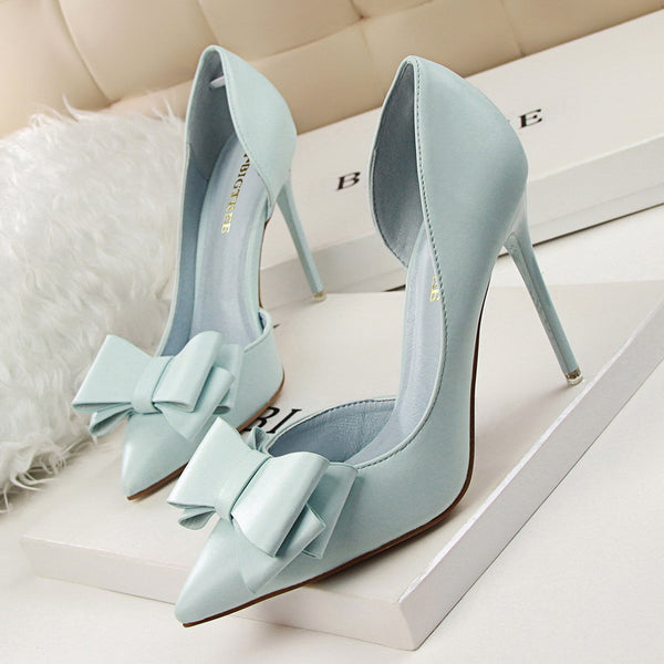 Pointed toe low-fronted bowknot heels