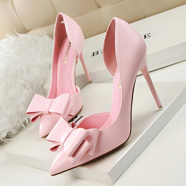 Pointed toe low-fronted bowknot heels