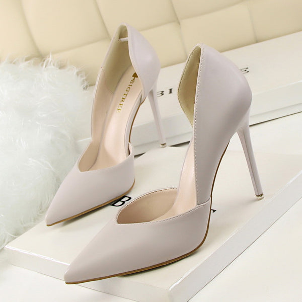 Pointed low-fronted high heels