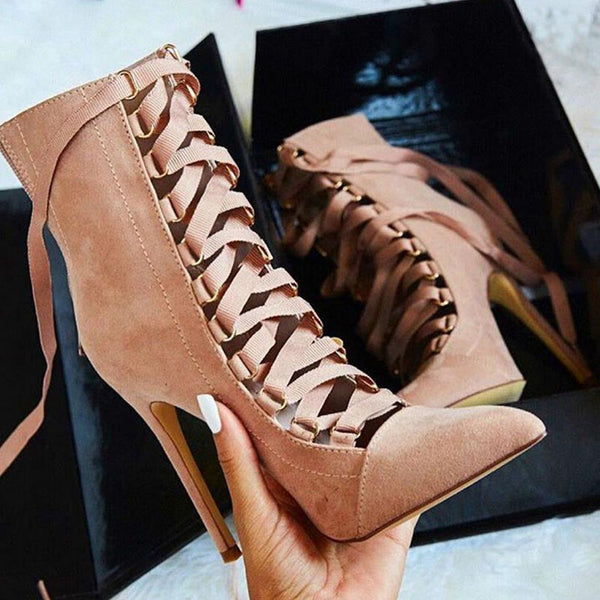 Pointed toe lace-up fastening boots