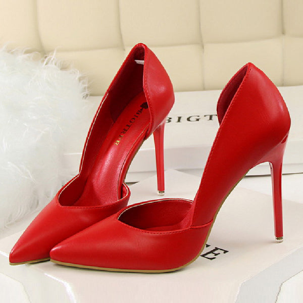 Pointed low-fronted high heels