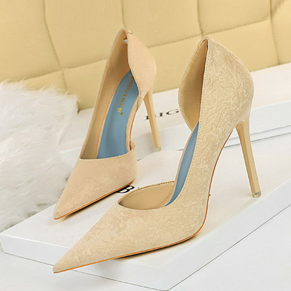 Pointed toe low-fronted high heels